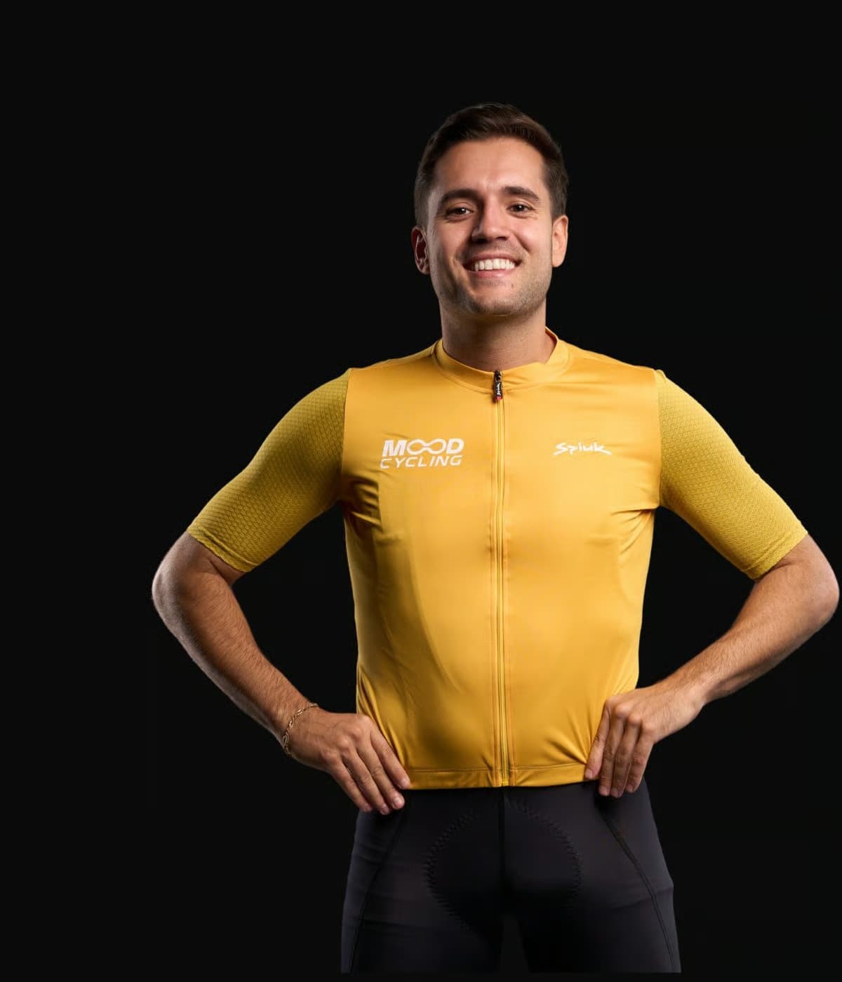 Moodcycling coach with yellow uniform